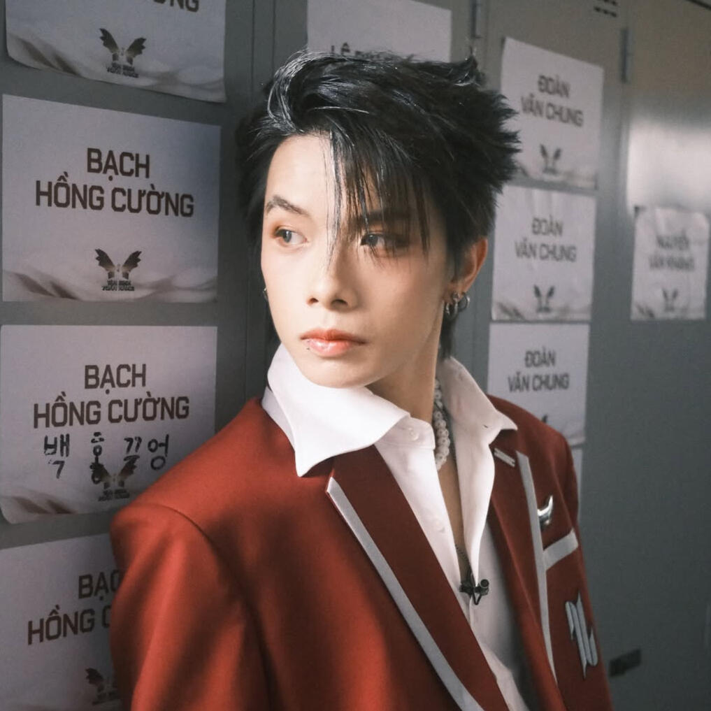 Cường Bạch họp báo Tân Binh Toàn Năng đồng phục đỏ